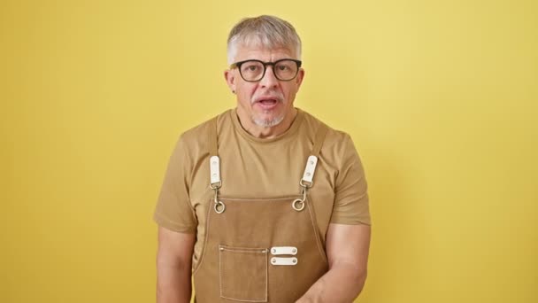 Grey Haired Middle Aged Man Glasses Apron Standing Isolated Yellow — Stock Video