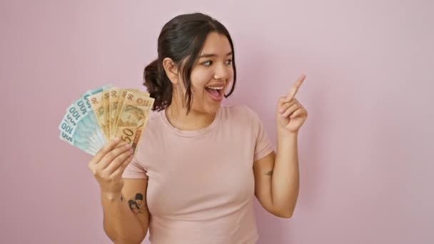 Веселая Молодая Латиноамериканка Радостно Демонстрирует Бразилии Настоящие Банкноты Уверенно Указывая — стоковое видео