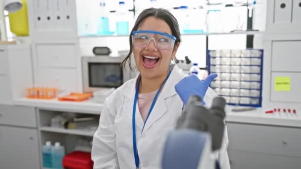 Sonriente Joven Mujer Hispana Científica Con Gafas Seguridad Elevándose Mirando — Vídeos de Stock