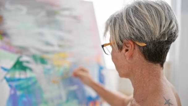 Mujer Madura Pintando Lienzo Estudio Arte Mostrando Creatividad Enfoque — Vídeos de Stock