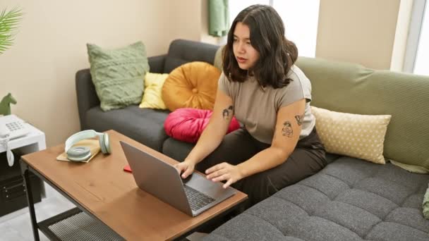 Spanyol Kadın Evinde Rahat Bir Oturma Odasında Dizüstü Bilgisayarıyla Çalışırken — Stok video