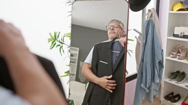 Volwassen Man Bril Probeert Een Pak Vest Een Moderne Kleedkamer — Stockvideo