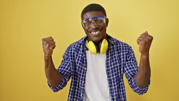 Afroamerikanerin Mit Schutzbrille Steht Schreiend Stolz Und Feiert Sieg Und — Stockvideo