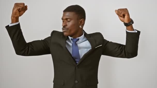 Fit Africký Američan Obleku Sebevědomý Stojící Svalnatými Pažemi Izolovaném Bílém — Stock video