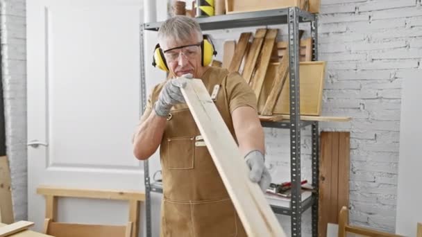 Volwassen Man Schort Inspecteert Hout Een Timmerwerkplaats — Stockvideo