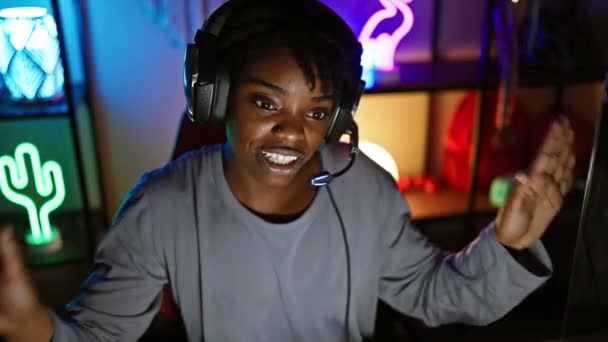 Una Joven Mujer Negra Con Rastas Disfruta Jugando Por Noche — Vídeo de stock