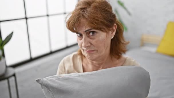 Düşünceli Şüpheci Orta Yaşlı Bir Kadının Yatak Odasındaki Huysuz Ifadesi — Stok video
