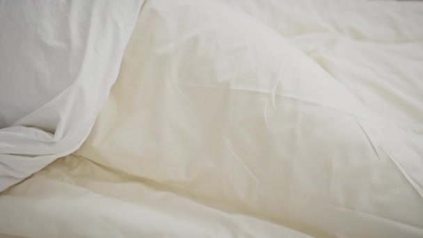 Νεαρός Ισπανόφωνος Άνδρας Κοιμάται Ήσυχα Ένα Άνετο Υπνοδωμάτιο Λευκά Κρεβάτια — Αρχείο Βίντεο