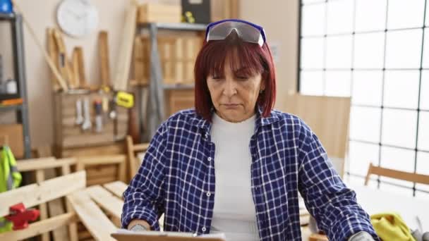 Une Femme Hispanique Âge Moyen Souriante Dans Atelier Tenant Presse — Video