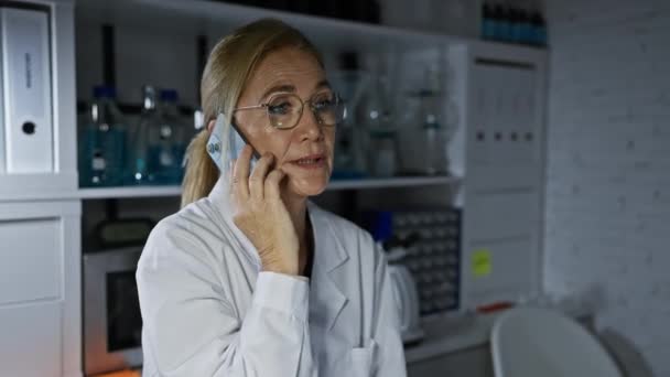Uma Mulher Branca Madura Cientista Ambiente Laboratório Falando Smartphone Enquanto — Vídeo de Stock