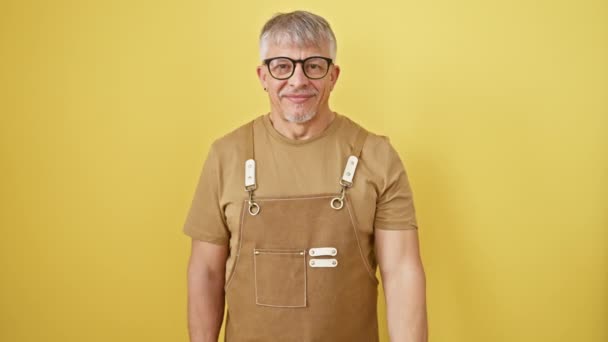 Fröhliches Mittelalter Grauhaariger Mann Mit Brille Schürze Schlägt Freudig Ein — Stockvideo