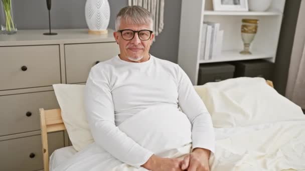 Alegre Hombre Mediana Edad Pelo Gris Pijama Sonriente Ostentoso Gesto — Vídeos de Stock