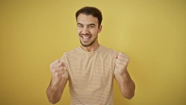 Vzrušený Mladý Hispánec Pruhovaných Tričkách Pyšný Vítězný Zvednutými Pažemi Křičící — Stock video