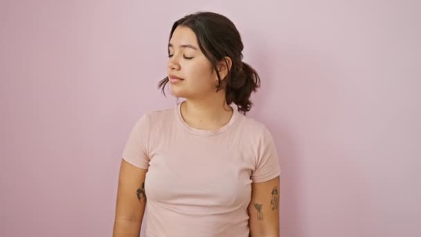 Juhlallinen Mutta Rento Nuori Latinonainen Näyttää Luonnollisesti Upealta Yksinkertainen Kauneus — kuvapankkivideo