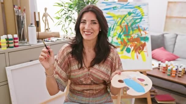 Een Vrolijke Middelbare Leeftijd Brunette Vrouw Schilderij Een Gezellige Kunststudio — Stockvideo