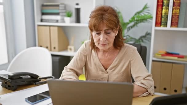 Femeie Vârstă Mijlocie Fără Griji Birou Așezată Laptop Deschis Brațe — Videoclip de stoc