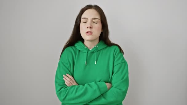 怒りと欲求不満で怒り狂い 積極的に叫び叫び 白い背景で孤立したスウェットシャツの熱心な若い女性 — ストック動画