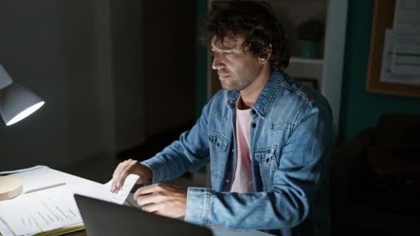 Konzentrierter Spanischer Mann Der Spät Einem Büro Arbeitet Beleuchtet Von — Stockvideo