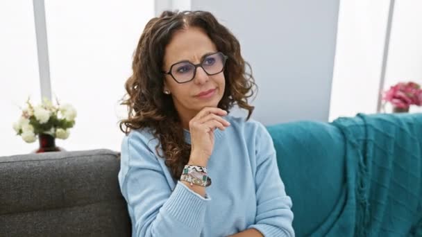 Mulher Hispânica Alegre Meia Idade Usando Óculos Sentada Sofá Sua — Vídeo de Stock
