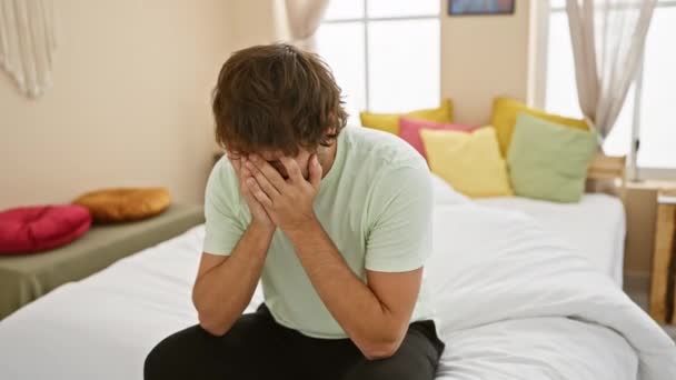 Depresjon Overvelder Unge Caucasiatiske Mann Soverommet Gråtende Ansikt Dekket Utmattet – stockvideo