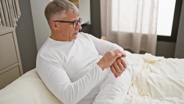 Självsäker Gråhårig Medelålders Man Pyjamas Kollar Armbandsur För Tid Avslappnad — Stockvideo