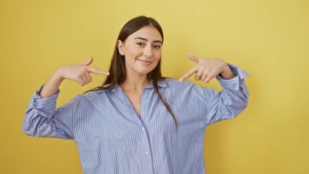 자신감 히스패닉 여성은 자랑스럽게 자신을 빛나는 미소와 캐주얼 셔츠에 노란색 — 비디오