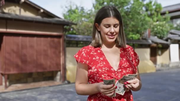 Красивая Латиноамериканка Наслаждающаяся Богатством Считая Кучу Иен Банкнотами Пропитанных Традициями — стоковое видео