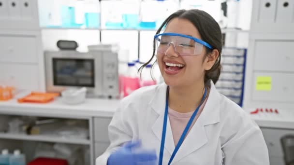 Radiante Joven Científica Hispana Con Gafas Seguridad Sonriendo Confiadamente Laboratorio — Vídeos de Stock