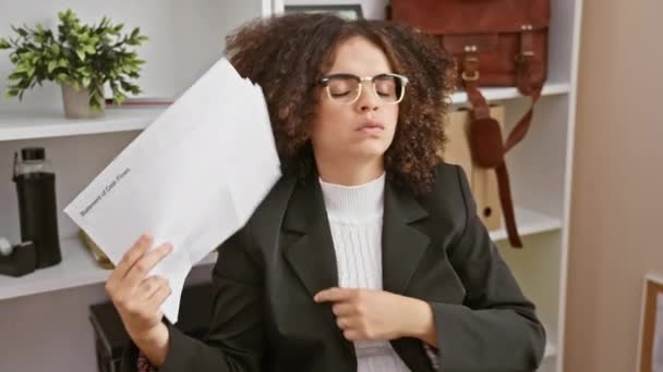 사무실에서 서류와 자신을 채우는 스트레스 — 비디오
