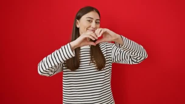 Jonge Mooie Spaanse Vrouw Gestreept Shirt Die Een Rode Achtergrond — Stockvideo