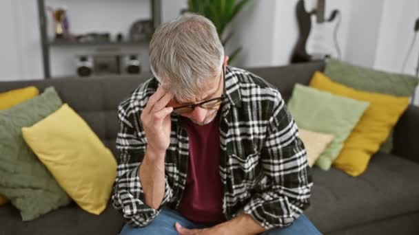 Zamyšlený Starší Muž Brýlemi Šedivými Vlasy Sedící Doma Pohovce Tvářící — Stock video