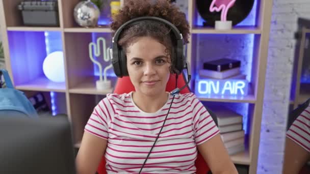Изумленная Латиноамериканка Вьющимися Волосами Указывающая Радость Игровой Комнате Пальцы Показывают — стоковое видео
