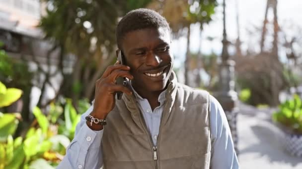 Sorrindo Homem Falando Smartphone Livre Parque — Vídeo de Stock