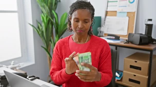 Mujer Africana Contable Sosteniendo Rands Sudafricanos Una Oficina Moderna Contemplando — Vídeo de stock
