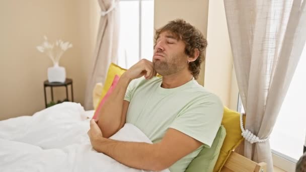 Yakışıklı Beyaz Adam Sıkılmış Yorgun Pijama Giyiyor Üzgün Görünüyor Içeride — Stok video