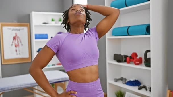 Femme Afro Américaine Avec Dreadlocks Étirant Dans Salle Gym Une — Video