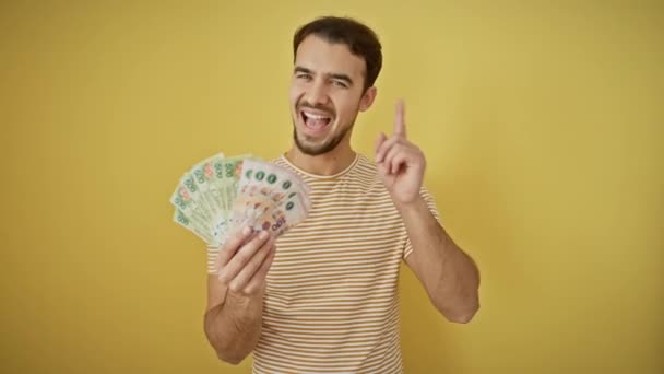 Heyecanlı Genç Spanyol Bir Adam Elinde Para Tutuyor Akıllara Durgunluk — Stok video