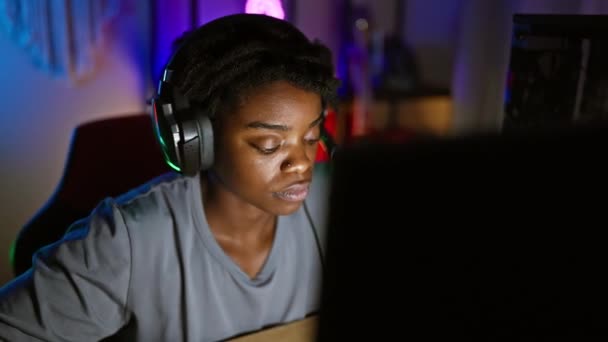 Joven Mujer Negra Con Rastas Jugando Videojuegos Con Expresión Seria — Vídeos de Stock