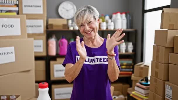 Una Alegre Mujer Madura Voluntaria Aplaudiendo Almacén Con Cajas Suministros — Vídeos de Stock