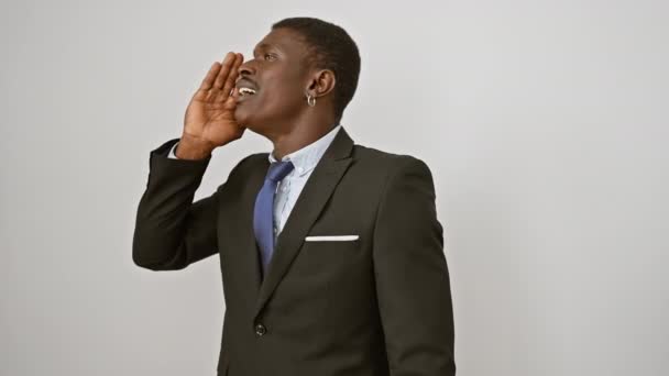 Zuřivý Africký Američan Obleku Ječí Hlasitěji Ruce Ústech Křičí Poselství — Stock video