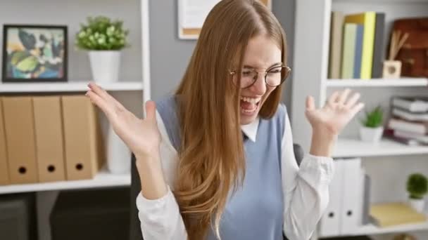 Šíleně Veselá Mladá Blonďatá Kancelářská Pracovnice Vítězná Podnikatelka Zblázní Radostí — Stock video