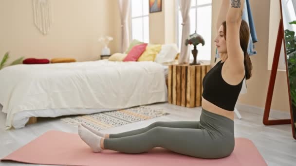 Junge Frau Praktiziert Yoga Auf Einer Matte Einem Gemütlichen Schlafzimmer — Stockvideo