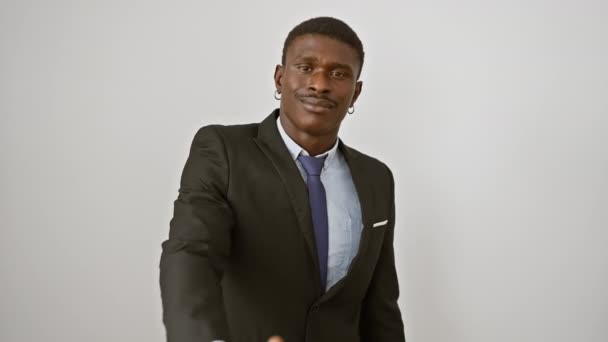 Sikeres Afro Amerikai Férfi Öltönyben Barátságos Kézfogással Mosolygó Üzletember Üdvözöl — Stock videók