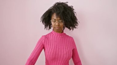 Bıktım usandım gözlüklü Afro-Amerikalı kadın öfkeyle işaret ediyor.