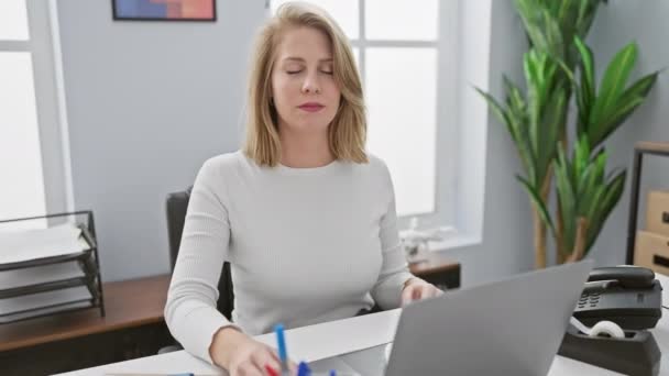 Blond Kvinna Mediterar Vid Sitt Skrivbord Porträtterar Avkoppling Och Mindfulness — Stockvideo