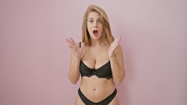Mulher Loira Jovem Surpreendente Lingerie Sexy Expressão Chocada Boca Aberta — Vídeo de Stock