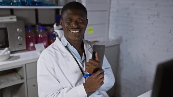 Cientista Masculino Africano Sorridente Com Caneta Caderno Ambiente Laboratorial — Vídeo de Stock