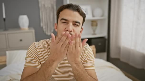 Jovem Hispânico Com Barba Camisa Listrada Soprando Beijo Dentro Casa — Vídeo de Stock