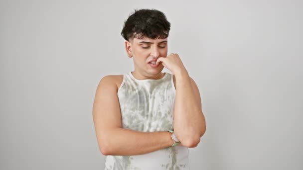 Úzkostlivý Mladý Muž Vystresovaný Tričku Bez Rukávů Nervózně Kousající Nehty — Stock video
