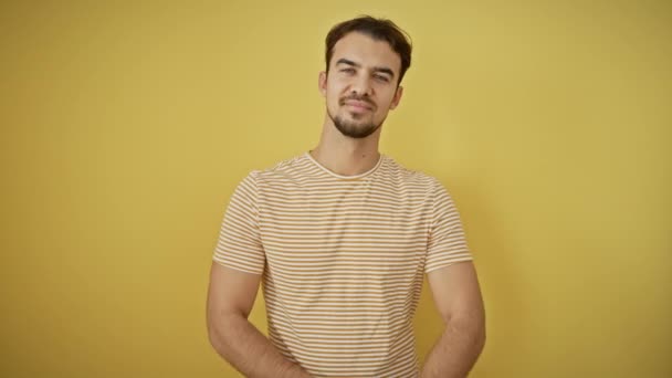 Lächelnder Junger Hispanischer Mann Gestreiften Shirt Ein Bild Von Glück — Stockvideo